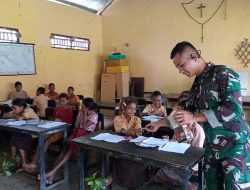 Peringati Hari Kasih Sayang, Pos Manusasi Satgas Yonkav 6/Naga Karimata Berbagi Cokelat Kepada Murid di SD Katolik Manusasi