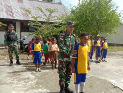 Tumbuhkan Rasa Cinta kepada Tanah Air, Satgas Yonif 122/TS Memberikan Pelatihan Upacara Bendera Kepada Siswa SD diperbatasan Papua