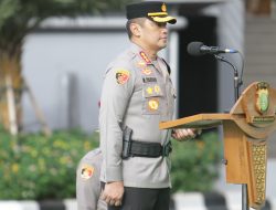 Kapolres Metro Jakarta Barat Pimpin Upacara Bendera Peringati Hari Kesadaran Nasional 2024