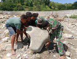 Pos Oepoli Sungai Satgas Yonkav 6/Naga Karimata Bantu Perbaiki Aliran Air Yang Rusak Akibat Curah Hujan Tinggi