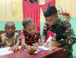 Program Cerdaskan Anak di Perbatasan, Satgas Yonif 122/TS memberikan Les Bahasa Inggris kepada anak – anak Binaan Pos di Papua