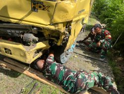 Sigap Bantu Masyarakat, Satgas Yonkav 6/Naga Karimata Bantu Evakuasi Mobil Truck Milik Masyarakat