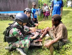 Satgas Yonif 125 /SMB Bantu Obati Warga Yang Terluka Di Kampung Beremono