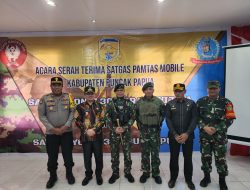 Bupati Kabupaten Puncak Beri Penghargaan Kepada Satgas 300 Siliwangi Pada Acara Serah Terima Satgas Mobile Dari Satgas 300 Kepada Satgas 323 di Ilaga Papua