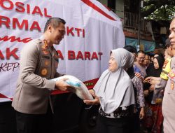 Bersama Vihara Dharma Bakti, Polres Metro Jakarta Barat Salurkan Bantuan Sosial di Tamansari