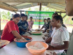 Berikan sosialisasi cara membuat makanan dari bahan mentah sagu, cara Satgas Yonif 122/TS tingkatkan perekonomian masyarakat di Perbatasan RI – PNG