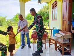 Perhatikan Anak – Anak di Daerah Perbatasan, Pos Oepoli Tengah Satgas Yonkav 6/Naga Karimata Berbagi Roti dan Susu