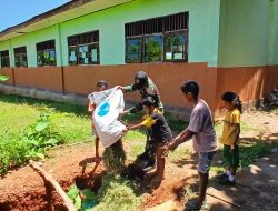 Tambah Semangat Belajar Siswa, Pos Oepoli Tengah Satgas Yonkav 6/Naga Karimata Bersihkan Lingkungan Sekitar SDN Oepoli