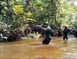 Meskipun Lewati Medan Sulit, Tidak Menyurutkan Satgas Yonif 125/SMB Laksanakan Patroli Keamanan