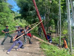 Bebaskan Masyarakat Perbatasan Dari Kegelapan, Pos Nilulat Satgas Yonkav 6/Naga Karimata Bantu Masyarakat Dirikan Tiang Listrik di Daerah Perbatasan