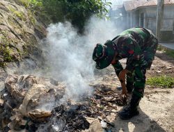 Bersihkan Pusat Perekonomian Masyarakat, Pos Haumeniana Satgas Yonkav 6/Naga Karimata Bersihkan Sampah di Pasar