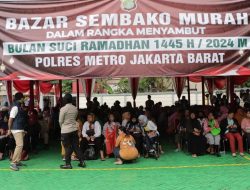 Polres Metro Jakarta Barat Diserbu Warga, Bazaar Sembako Murah Ramai Dikunjungi