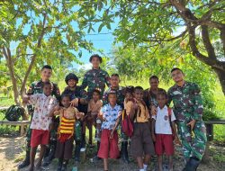 Berbagi Keceriaan dan Kebahagiaan Pada Jum’at Berkah, Satgas Yonif 122/TS mengajak Anak – anak SD di perbatasan Papua melaksanakan Makanan siang bersama