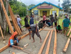 Laksanakan Gotong Royong Bersama Masyarakat, Pos Nilulat Satgas Yonkav 6/Naga Karimata Ikut Bangun Garasi Gereja Katolik Maria Imaculata Nilulat