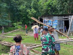 Melaksanakan Perbantuan Dalam Pembangunan, Pos Baen Satgas Yonkav 6/Naga Karimata Ikuti Mendirikan Atap Gereja Santa Maria Fatimah