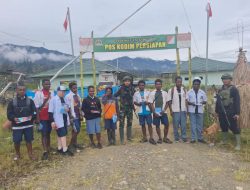 Abang TNI Kasih Isi Tas Adik – Adik Pedalaman Papua Yang Mau Sekolah