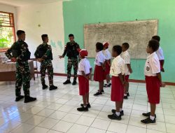 Tumbuhkan Rasa Cinta dan Nasionalisme kepada NKRI, Satgas Yonif 122/TS mengajarkan Murid SD peraturan Baris – berbaris