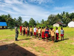 Satgas Yonif 125/SMB Latih Siswa SD Katolik YPPK Hati Kudus Upacara Bendera