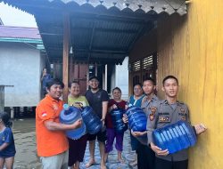 Penyaluran Bantuan Air Bersih kepada Warga Terdampak Banjir Oleh Polrestabes Melawi