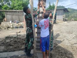 Tingkatkan Kerjasama Dengan Masyarakat, Pos Haumeniana Satgas Yonkav 6/Naga Karimata Ikut Bantu Bangun Teras Rumah Masyarakat