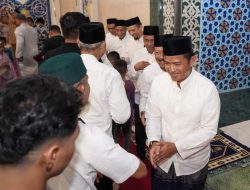 Malam Pertama Tarawih, Pj Gubernur Sumut Hasanuddin Sholat di Masjid Agung Medan Bersama Ratusan Masyarakat