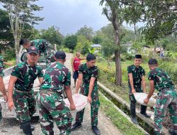 Bantu SMK Darurat, Satgas Yonkav 6/Naga Karimata Sumbang Puluhan Sak Semen