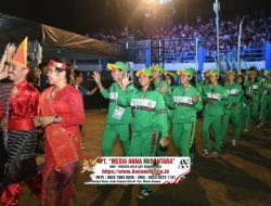 Atlet PON XXI Aceh – Sumut Kontingen Sumut saat Defile Atlet pada Upacara Pembukaan PON XXI Aceh – Sumut di Stadion Baharuddin Siregar