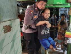 Momen Kemanusiaan di Jakarta Barat : Bhabinkamtibmas Polsek Metro Taman Sari Gending Penyandang Cacat Menuju Puskesmas