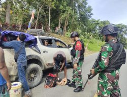 Tingkatkan kewaspadaan dan menciptakan rasa aman, Satgas Yonif 122/TS menggelar kegiatan pemeriksaan di sepanjang jalan Lintas Trans Jayapura – Wamena