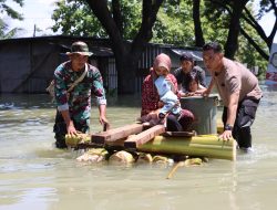 Tanggap Bencana, Polres Demak Evakuasi Korban Banjir Ketempat Aman