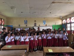 Satgas Yonif 125/SMB Ajari Anak Sekolah Menyanyikan Lagu Indonesia Raya