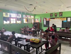 Wujud Cinta dan Kepedulian Satgas Yonif 122/TS dengan Mengajarkan Siswa SD di Perbatasan Papua, Membaca dan Menulis