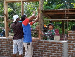 Bangun Rumah Dengan Masyarakat, Pos Oepoli Tengah Satgas Yonkav 6/Naga Karimata Bantu Renovasi Rumah Masyarakat