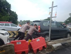 Banjir di Jalan Daan Mogot Jakarta Barat : Personel Polsek Cengkareng Turun Tangan Bantu Kendaraan Warga Yang Mogok