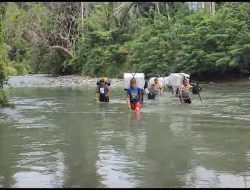 Kawal Logistik Pemilu 2024, Dua Anggota Polres Banggai Telusuri 9 Sungai dan Jalan Terjal