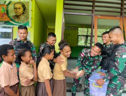 Berbagi Keceriaan dan Kebahagiaan Pada hari Jum’at Berkah, Satgas Yonif 122/TS memberikan Makanan dan Susu kepada Anak – anak SD di Perbatasan Papua