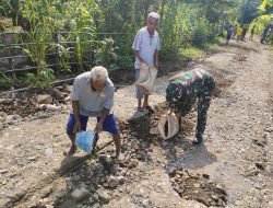 Gotong – Royong Bersama Masyarakat, Pos Manamas Satgas Yonkav 6/Naga Karimata Amankan Jalan Berlubang