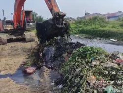 Subkontraktor Penimbunan Tanah PT. Royal Platinum Persada, Bersihkan Tumpukan Sampah Pada Drainase Pembuangan Arung Dalu