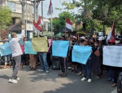 Ratusan IRT Geruduk Polrestabes Medan, Emak – Emak Minta Tokoh Masyarakat Diamanta Sembiring Dibebaskan Dari Penjara