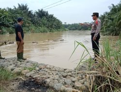 Cek Debit Air Sei Padang, ” Gercep ” Babinsa Koramil 0204/Bkh Cegah Banjir di Desa Binaan