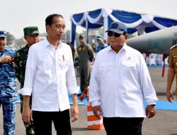 Prabowo Dampingi Presiden Jokowi Tinjau Alutsista di Lanud Iswahjudi