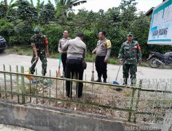 Kapolsek dan Babinsa Dolok Silau Gelar Bakti Sosial Gotong – Royong di Masjid Jamiq