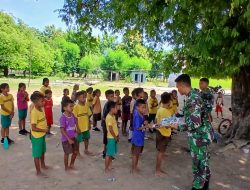 Tingkatkan Semangat Belajar Siswa, Pos Oepoli Tengah Satgas Yonkav 6/Naga Karimata Berbagi Roti Untuk Murid di SD Tataum