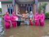 Personil Polsek Nanga Pinoh Membantu Sesama Rekan Anggota yang Terdampak Banjir