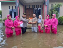 Personil Polsek Nanga Pinoh Membantu Sesama Rekan Anggota yang Terdampak Banjir