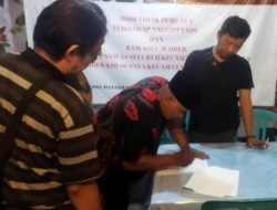 Sejumlah Aktivis Membubuhkan Tanda Tangan Pemecatan Penyelenggara Pemilu di Jember