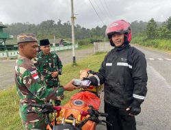 Berbagi Kebahagiaan di Bulan Suci Ramadhan, Satgas Yonif 122/TS berikan Takjil Kepada Masyarakat