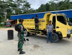 Mencegah Peredaran Barang Ilegal Pamtas Statis RI – PNG Yonif 122/TS Pos KM 76 Melaksanakan Sweeping di Jln. Trans Jayapura – Wamena