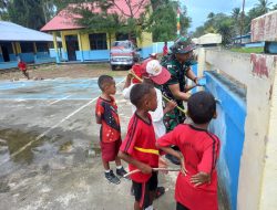 Semangat dan Keceriaan Anak – Anak Sekolah Dasar Skouw Mabo, bersama Personel Satgas Yonif 122/TS dengan memperbaiki dan memperbarui cat bangunan Sekolah