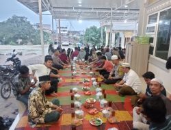 Pererat Silaturahmi, Kapolsek Deli Tua Berbagi Takjil dan Buka Puasa Bersama dengan Masyarakat di Masjid Al – Hamid Medan Johor